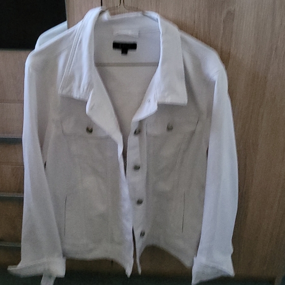 White denim jacket 50" bust, 24"length, brand new - Picture 1 of 8